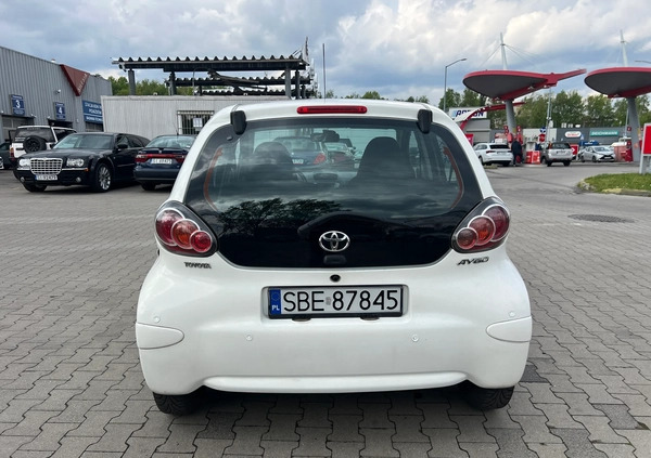 Toyota Aygo cena 17800 przebieg: 162000, rok produkcji 2011 z Drobin małe 232